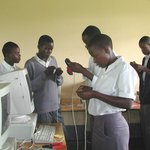 Computere installeres i Uganda